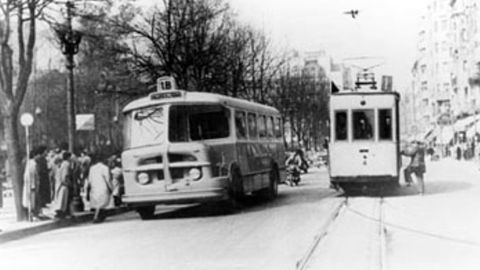 El ltimo tranva que circul por Oviedo, en la calle Ura y durante el ao 1956. Esta lnea convivi con los modernos autobuses que lo sustituyeron