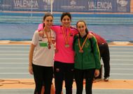 Saleta Fern�ndez, en el centro, con la medalla de oro reci�n conquistada como atleta del FC Barcelona 