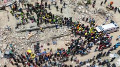 Miembros del Regimiento Franc�s de Entrenamiento e Intervenci�n de Seguridad Civil y rescatistas estadounidenses en Caraballeda, La Guaira. 