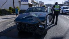 Uno de los coches implicados en el choque de esta ma�ana en Carballo