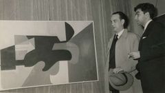 Camilo Jos� Cela y Antoni T�pies, en 1953, retratados ante una obra del pintor barcelon�s expuesta en la galer�a Biosca, en Madrid.