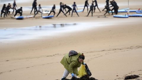 Recogida de p�lets en la playa de San Lorenzo de Gij�n