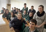 La maestra irlandesa junto a un grupo de alumnos del colegio A Milagrosa de Oleiros. 