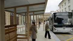 La nueva parada de los autobuses metropolitanos ya cuenta con marquesinas