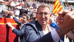 Feijoo en la plaza de toros de Valencia en un acto electoral del PP.