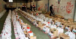 Personal de Protecci�n Civil y de Servizos Sociais de Lal�n preparan los lotes para su reparto.