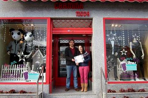 El edil de Comercio entregó ayer la distinción a Carmiña Moda.