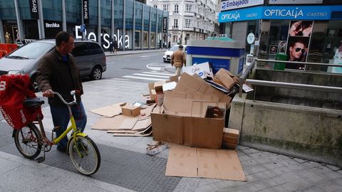 Segundo da (mircoles) con la basura de las calles sin recoger