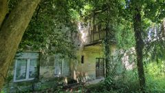 La casa donde vivi� el industrial Jos� Barro (Viloalle, Mondo�edo, 1873-Viveiro, 1943) destaca por su majestuosidad pese al abandono actual