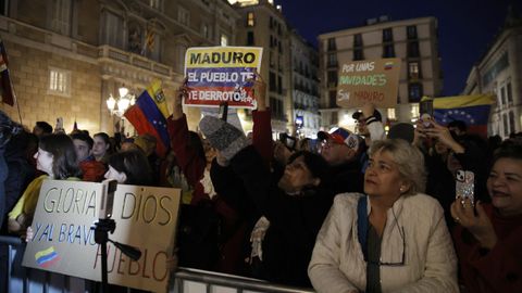 Decenas de personas protestan en Barcelona contra la investidura de Maduro.