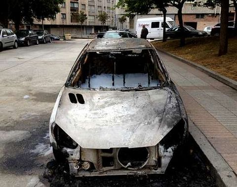 Estado en que qued� el coche incendiado en Laba�ou.