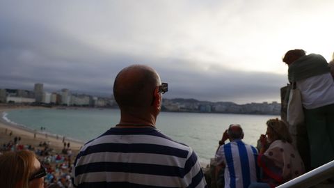 Eclipse total desde el paseo mar�timo de A Coru�a y las playas de Riazor y el Orz�n