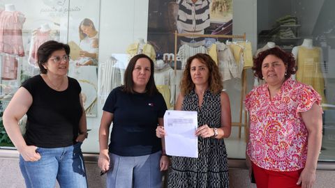 Las afectadas, en el centro, con la presidenta de la asociaci�n Vilanova Centro (derecha), y otra comerciante.