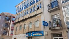 La joven sali� por una ventana de su piso a la cornisa desde la que se lanz� cuando llegaron los agentes de la Polic�a Nacional