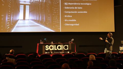 A la derecha, Carlos Fernndez de Vigo explicando el proyecto a los asistentes a la presentacin en Pamplona. 