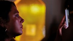 Una usuaria conversa con su chatbot instalado en el tel�fono m�vil