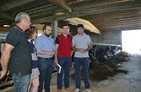 El gobierno lalinense y Uni�ns Agrarias expresaron su apoyo en una visita a una explotaci�n en Santiso.