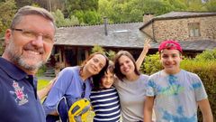 De izquierda a derecha, Reinaldo, Olga y sus hijos, Ricardo, Sabela y Jorge, con la casa rural al fondo