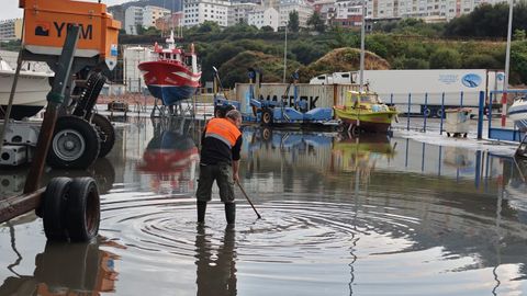 Zona anegada en el puerto de Burela, donde el agua entr� tambi�n en algunos bajos