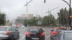 Lluvia tras el cristal de un autob�s urbano esta ma�ana 