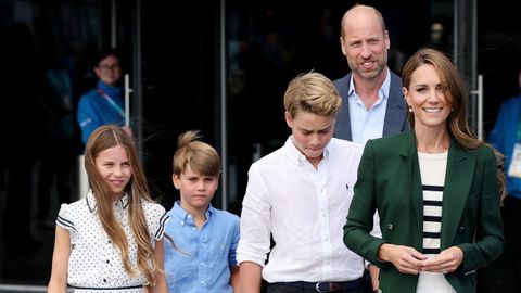 Los pr�ncipes de Gales en compa��a de sus tres hijos, Charlotte, Louis y George