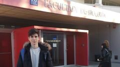 Gabriel Losada Torres ante la Facultade de Biolox�a de Santiago, donde se disput� el certamen