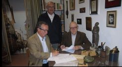 Xavier Castro, � dereita, na sinatura do dep�sito dos materiais en maio do 2017