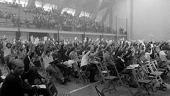 Votaci�n en el font�n de Riazor que dio origen al BNG, el 25 de septiembre de 1982.