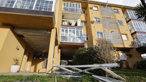 El viento arrancó de cuajo la galería de un segundo piso de uno de los inmuebles de la urbanización cervense