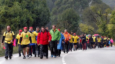  Decenas de trabajadores de Alcoa Avilés y subcontratas participan en la marcha entre Avilés y Oviedo, vestidos con camisetas amarillas 