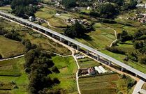 Un viaducto en el trazado sur del eje atl�ntico de alta velocidad, en Pontevedra.