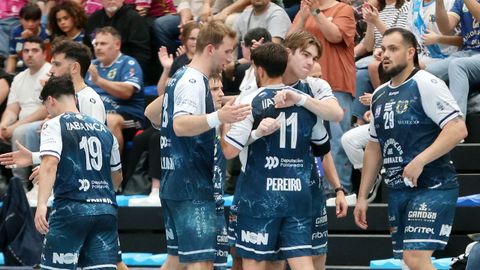 Los jugadores del Cangas, en un partido en O Gata�al.