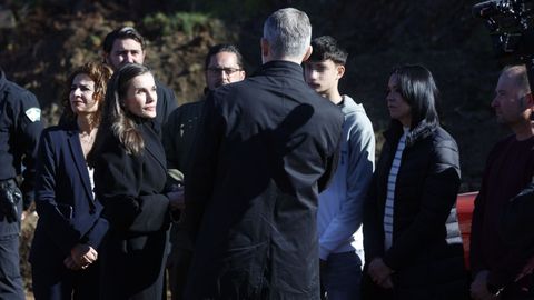 Los reyes, conversando con un grupo de voluntarios que participaron en las labores de rescate desde el inicio