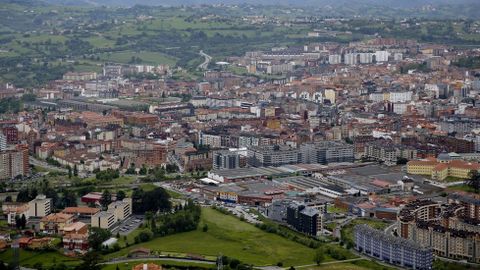 En primer plano la entrada a Oviedo desde la AS-II