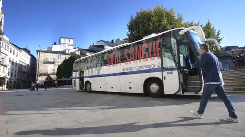 Unidad mvil de la Axencia de Doazn de rganos e Sangue, este mircoles en Lugo.