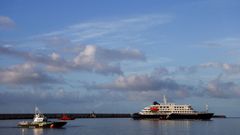 Una lancha realiza maniobras para el apoyo al crucero MV Hondius, afectado por un brote de hantavirus.