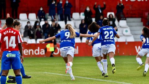 Las jugadoras del Oviedo celebran el tanto de Alejandra