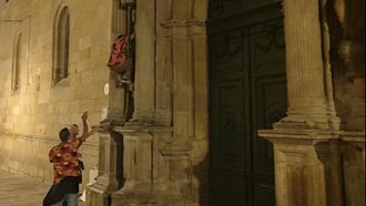 Imagen en la que se ve a un joven escalando por la fachada barroca de Fonseca