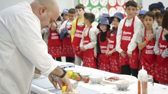 El chef Lolo Mosteiro elaborando una receta ante los escolares cedeirese.