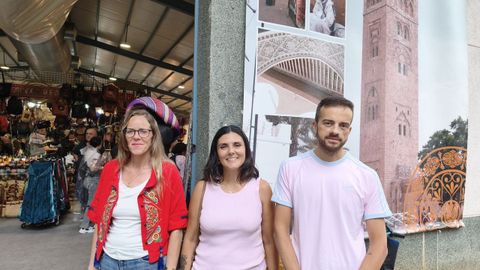 El director general de Agenda 2030, Juan Ponte, y la trabajadora social de Asturias Acoge, Lorena Neira, presentan el proyecto 'Qabilah'
