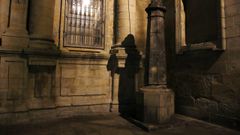 La sombra nocturna de un monje.