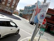 Vecinos de Agui�o protestan porque la publicidad del BNG impide ver el stop. Hay carteles de otros partidos pero no tapan la se�al. 