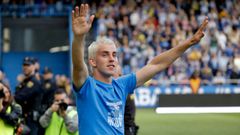 Dani Barcia saludando a los aficionados blanquiazules en la fiesta tras el encuentro contra el Real Uni�n de hace dos a�os, algo que volver� a suceder este domingo en Riazor