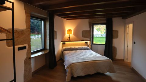 Una de las habitaciones con vistas dobles al enorme jard�n