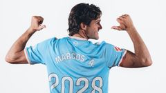 Marcos Alonso pos� con la nueva camiseta se�alando el 2028 como a�o del final del contrato.