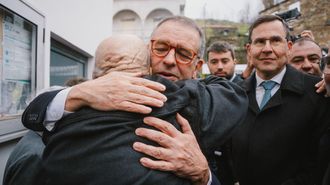 El presidente de la Rep&uacute;blica, Ant&oacute;nio Jos&eacute; Seguro, abraza a un vecino durante su visita a la aldea de Mour&iacute;sia, en el municipio de Arganil