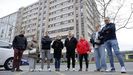 Algunos de los propietarios de los pisos del edificio 17-19 de la calle Novo Mesoiro
