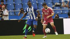 Bil Nsongo (izquierda) y Bernardo Siilva, luchando por el bal�n.