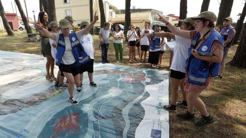 Los voluntarios de Amicos participan en el Campus Verde en la Playa de la Corna, en Palmeira