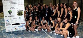 Las autoridades y los socios de 3D3 P�del posan con las integrantes del equipo femenino.